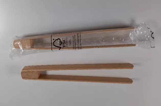 Photo de deux pinces de cuisine en bois woodex dont une en sachet